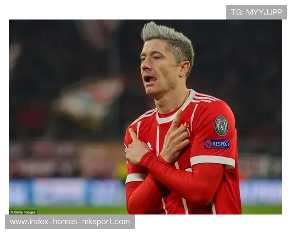 莱万灵巧背身回做：让拜仁前场衔接极具流畅性的秘密