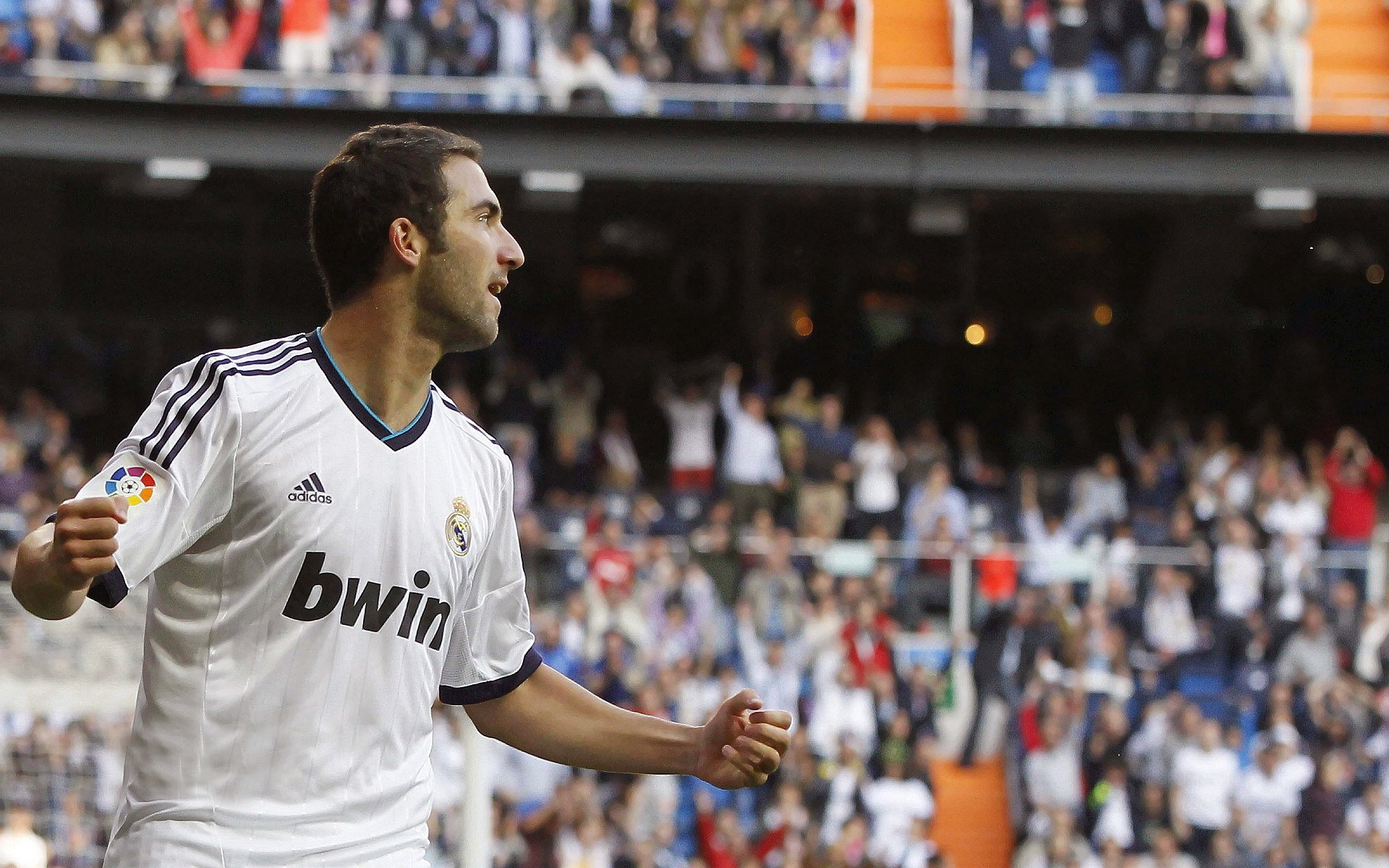 曼联在主场迎来关键胜利，积分榜前列稳固